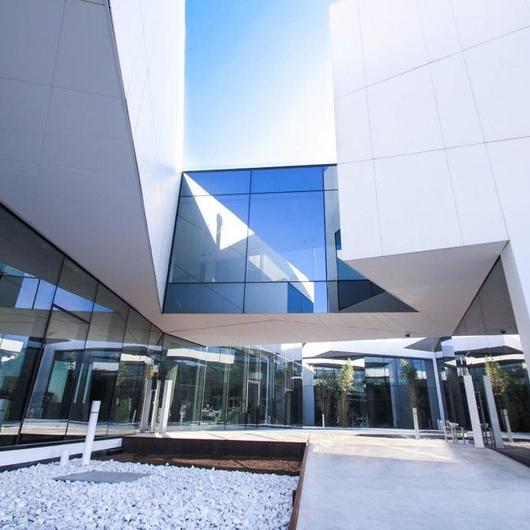 Fachadas De Superficie Krion En Locales Comerciales De Porcelanosa Grupo