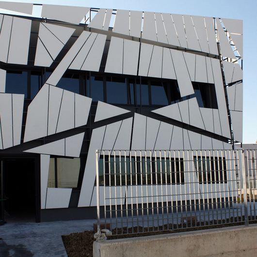 Galeria de Revestimiento para Fachadas Corian® Exterior Galeria de Revestimiento para Fachadas Corian® Exterior