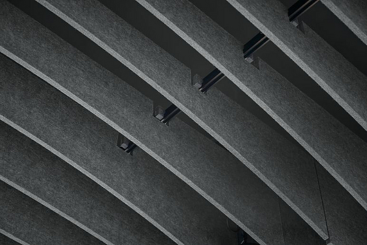 Aplicação | Painéis acústicos de feltro FELTWORKS™ Blades | Armstrong Ceilings