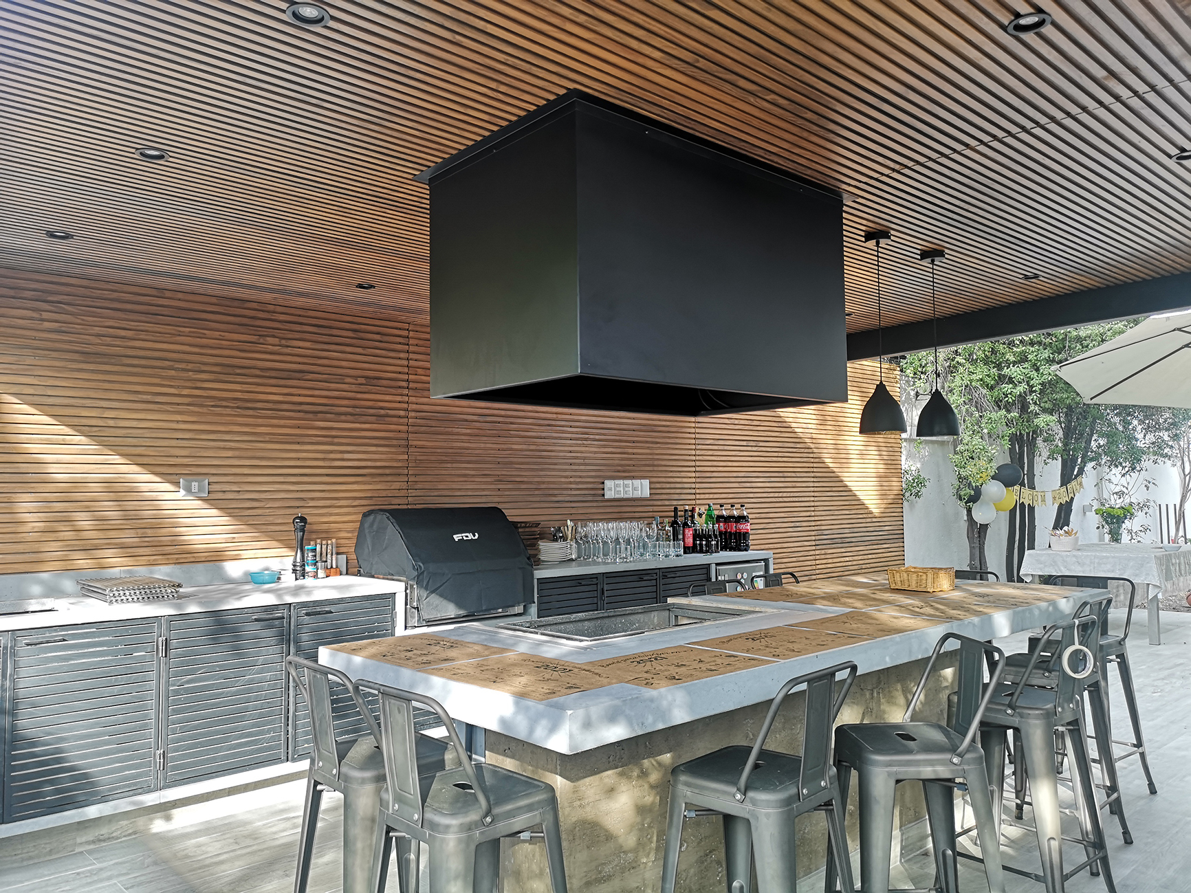 Revestimiento interior de madera termotratada - Diseño efecto listón de ...