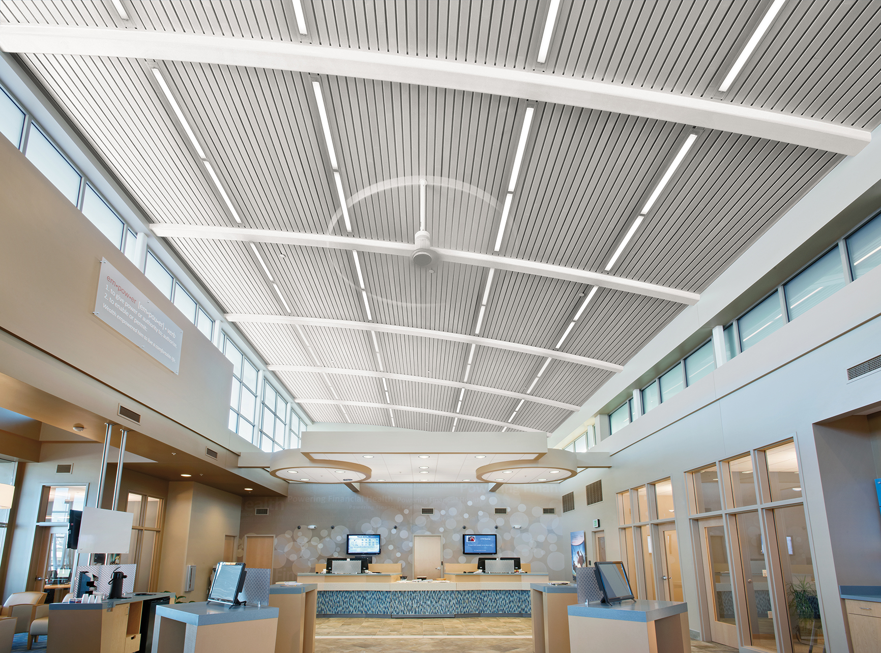 Galeria de MetalWorks™ Linear Sistema de Plafón 6