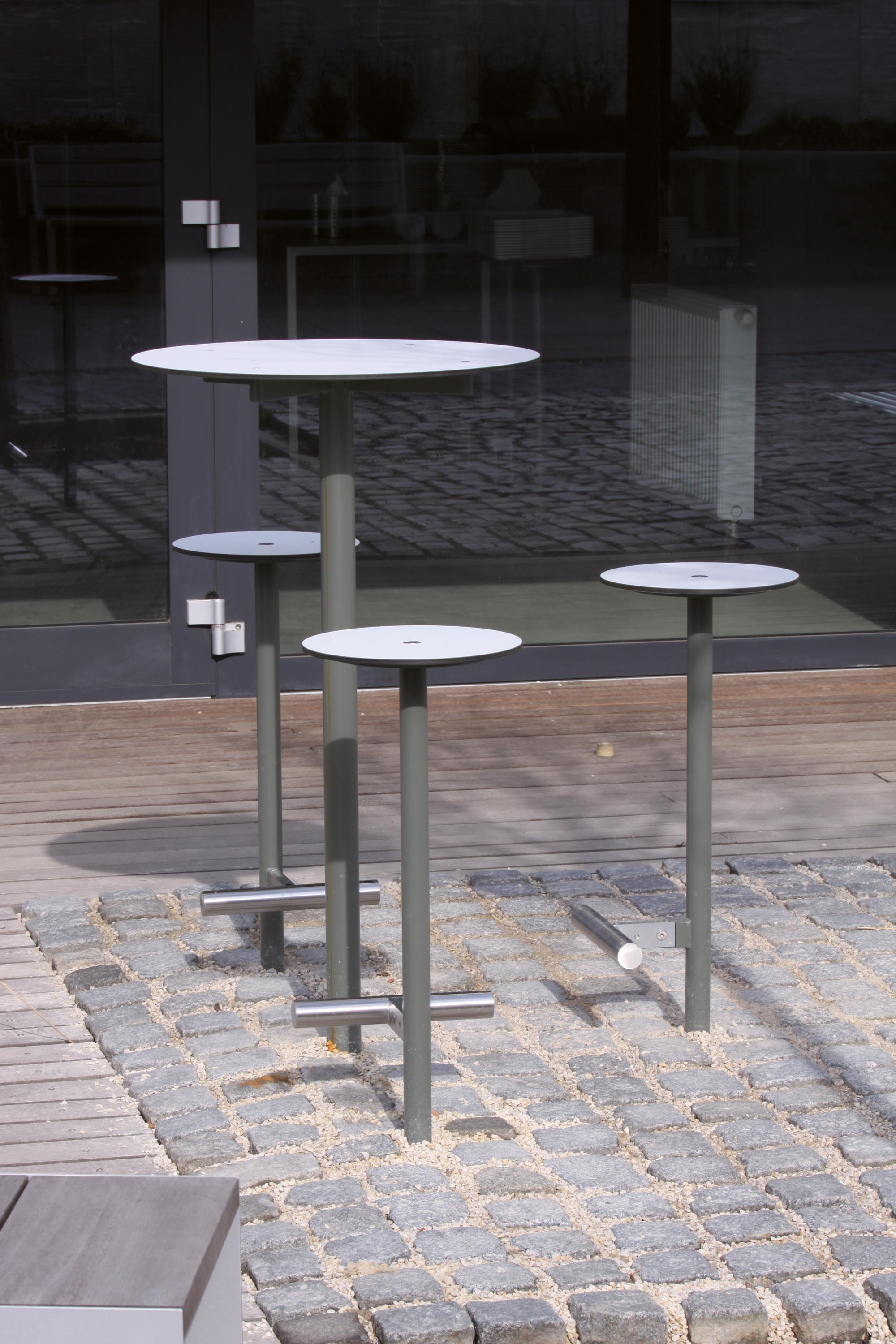 Raised Outdoor Stool and Table - Bistrot from mmcité