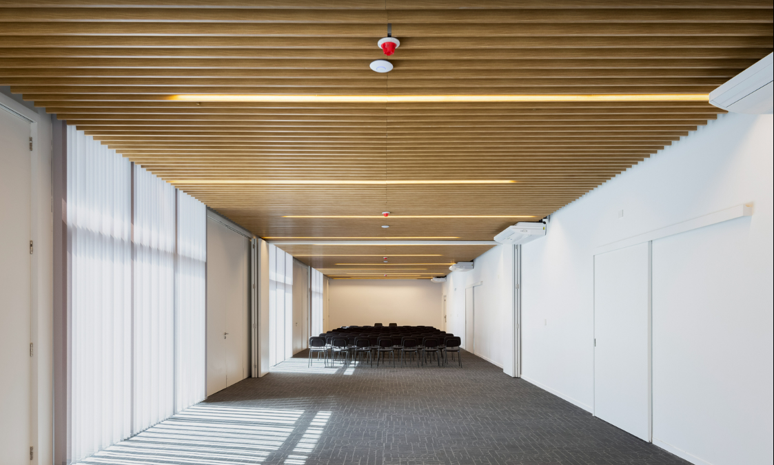 Cielos metálicos Baffle de Hunter Douglas