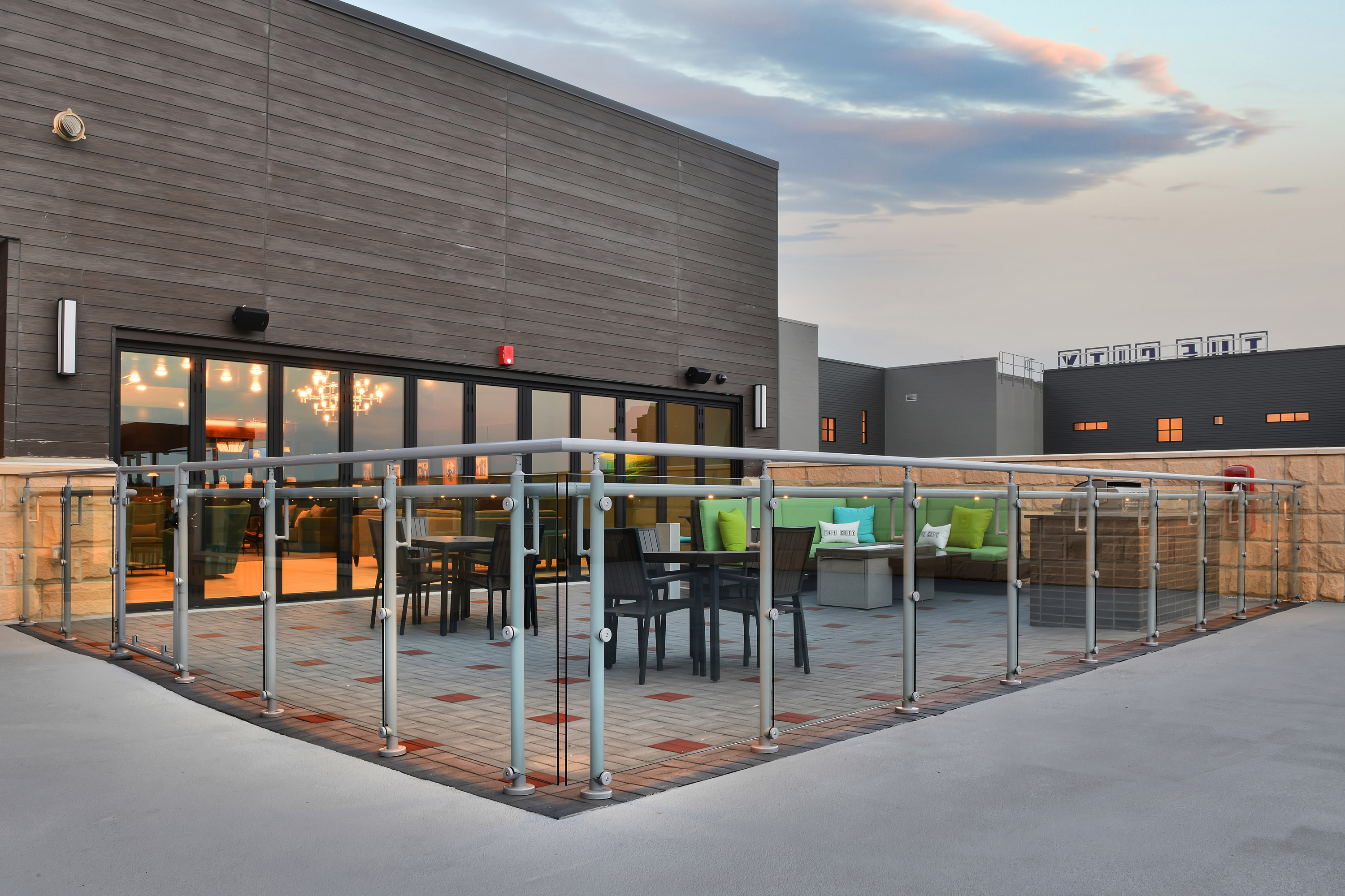 High Rise Lounge Railing Gallery of Interna-Rail® VUE Aluminum Railing - 3