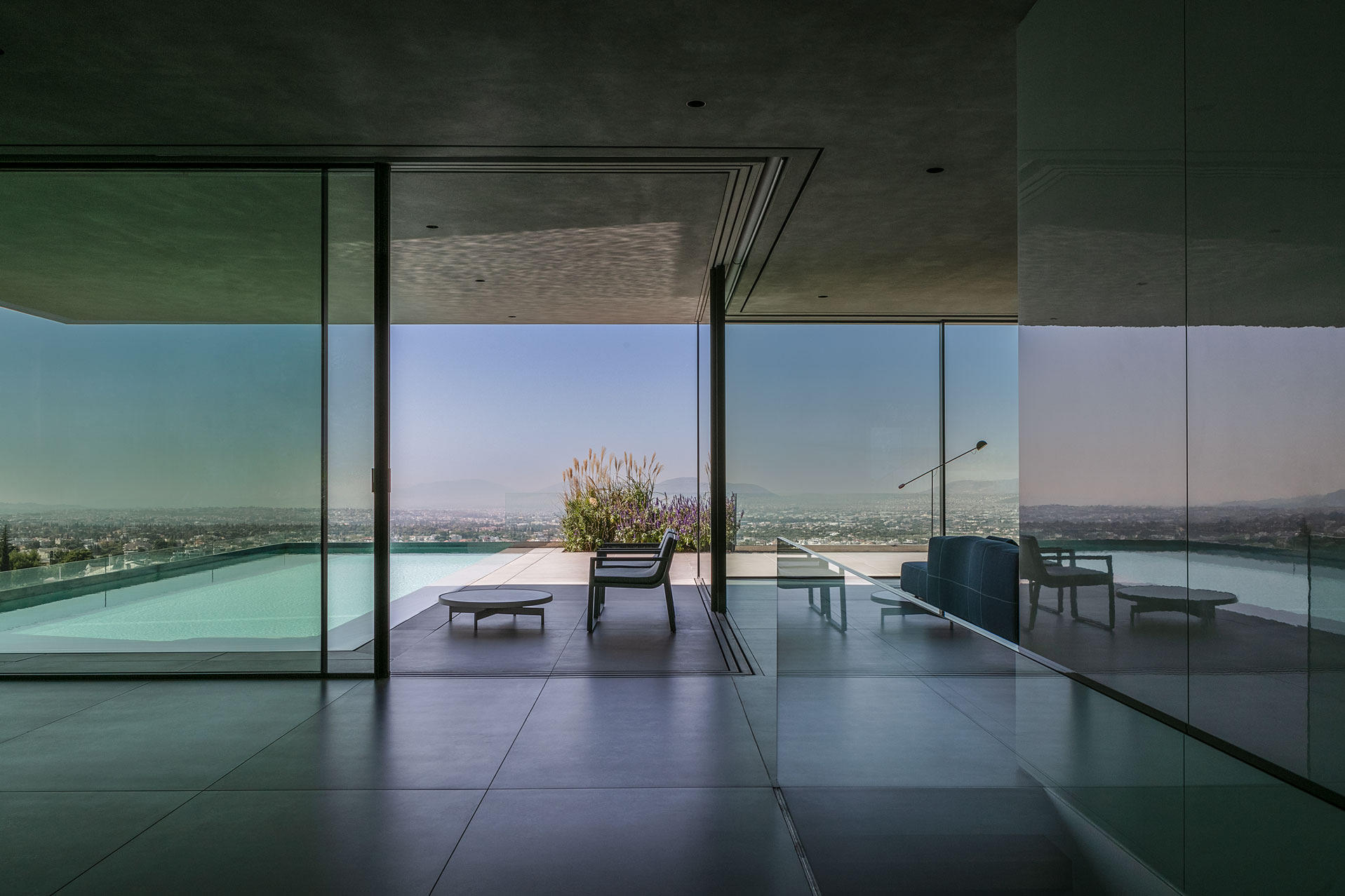 Gallery of Pivoting and Fixed Windows in Reflection House - 1