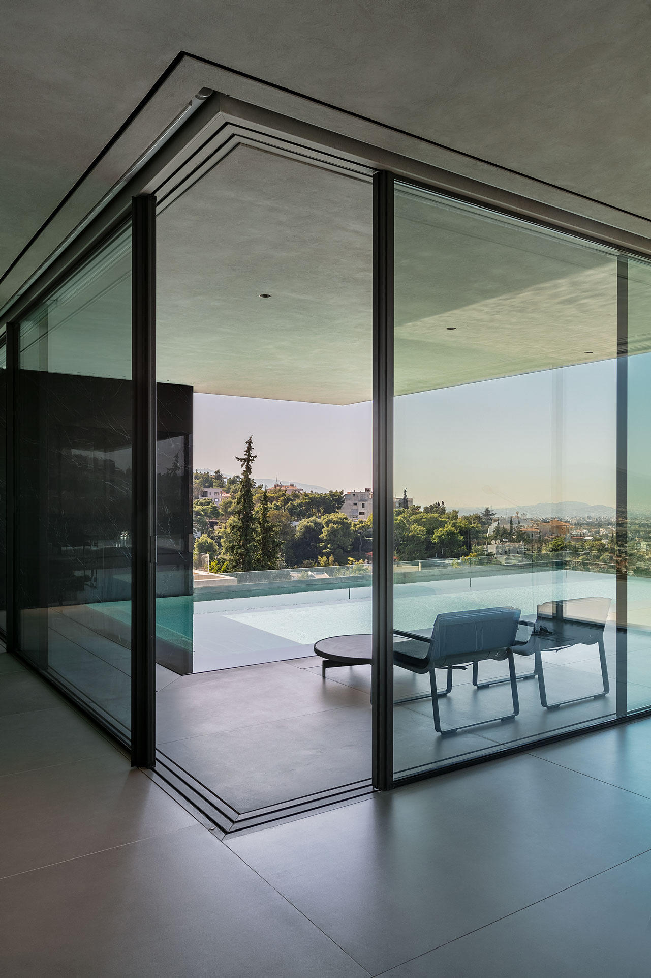 Gallery of Pivoting and Fixed Windows in Reflection House - 12