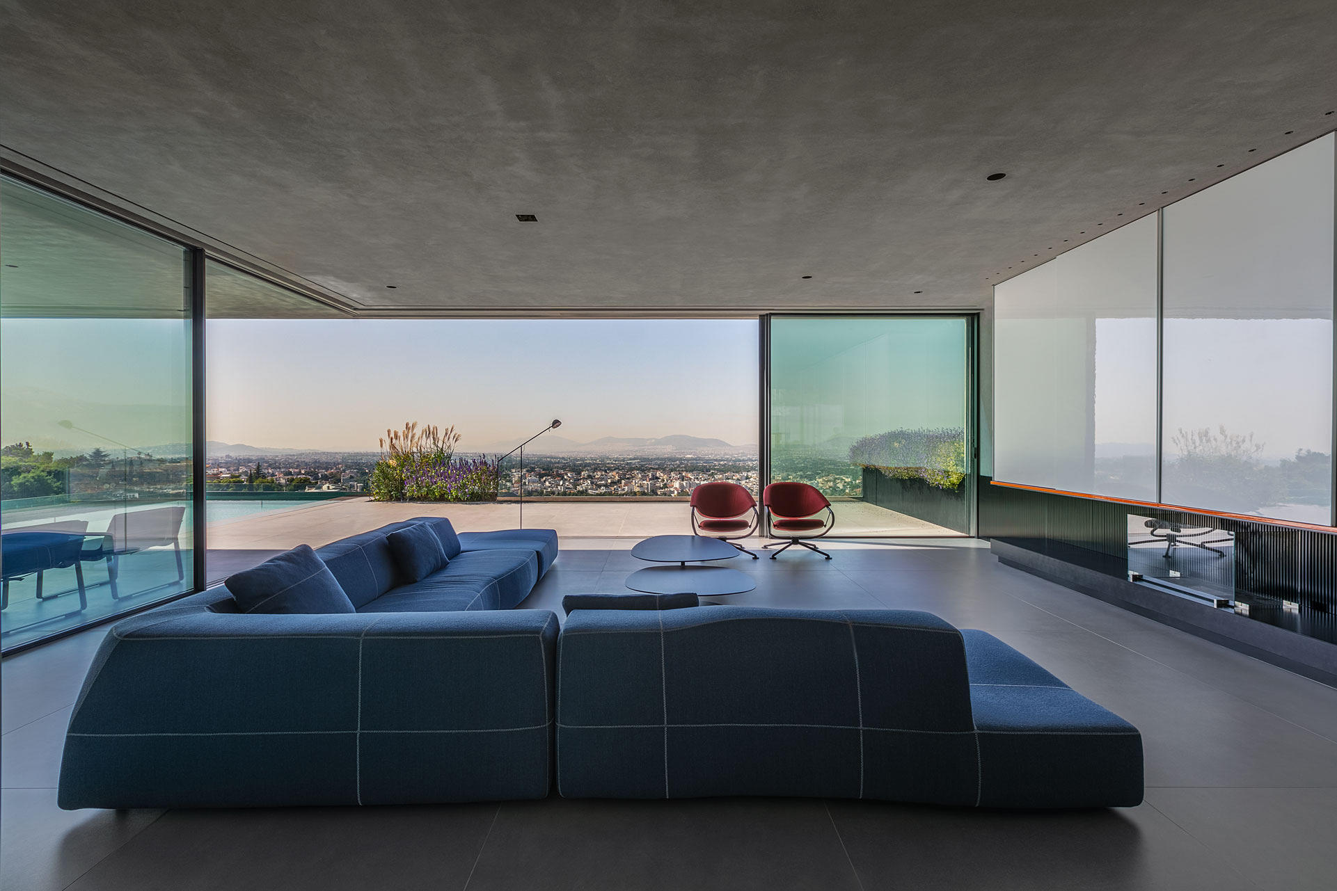Gallery of Pivoting and Fixed Windows in Reflection House - 11