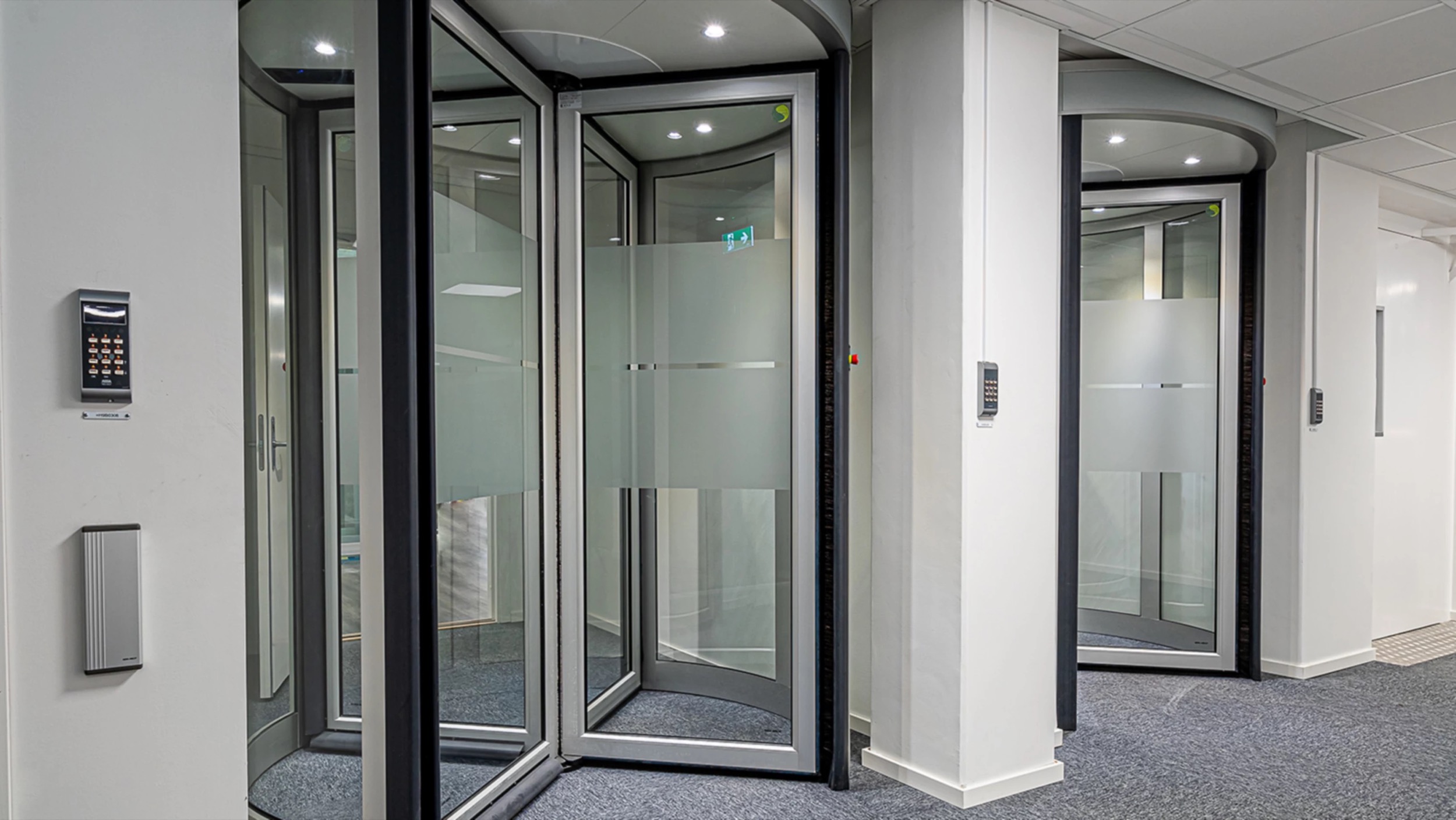 Security Revolving Door - RD3A/RD4A from ASSA ABLOY