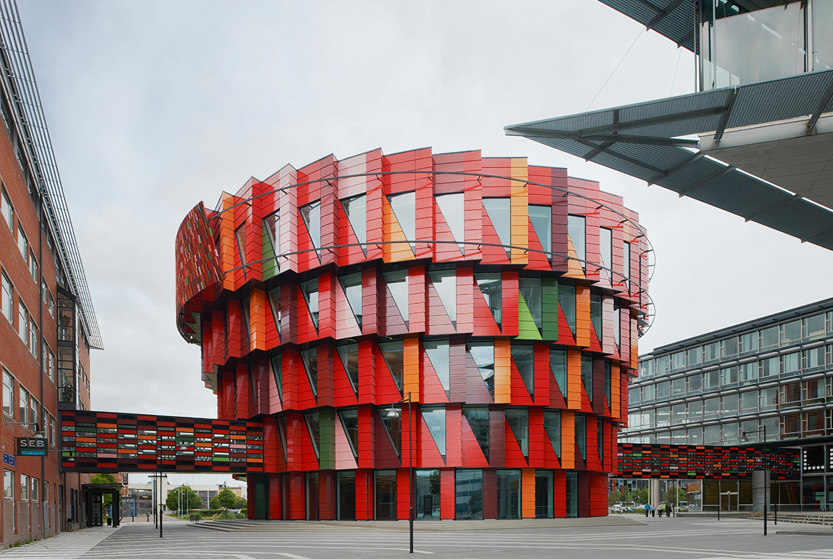 Необычная архитектура фасадов. Крытый каток города кайсери. Здания и материалов его. Сборное здание. Современные фасады зданий.