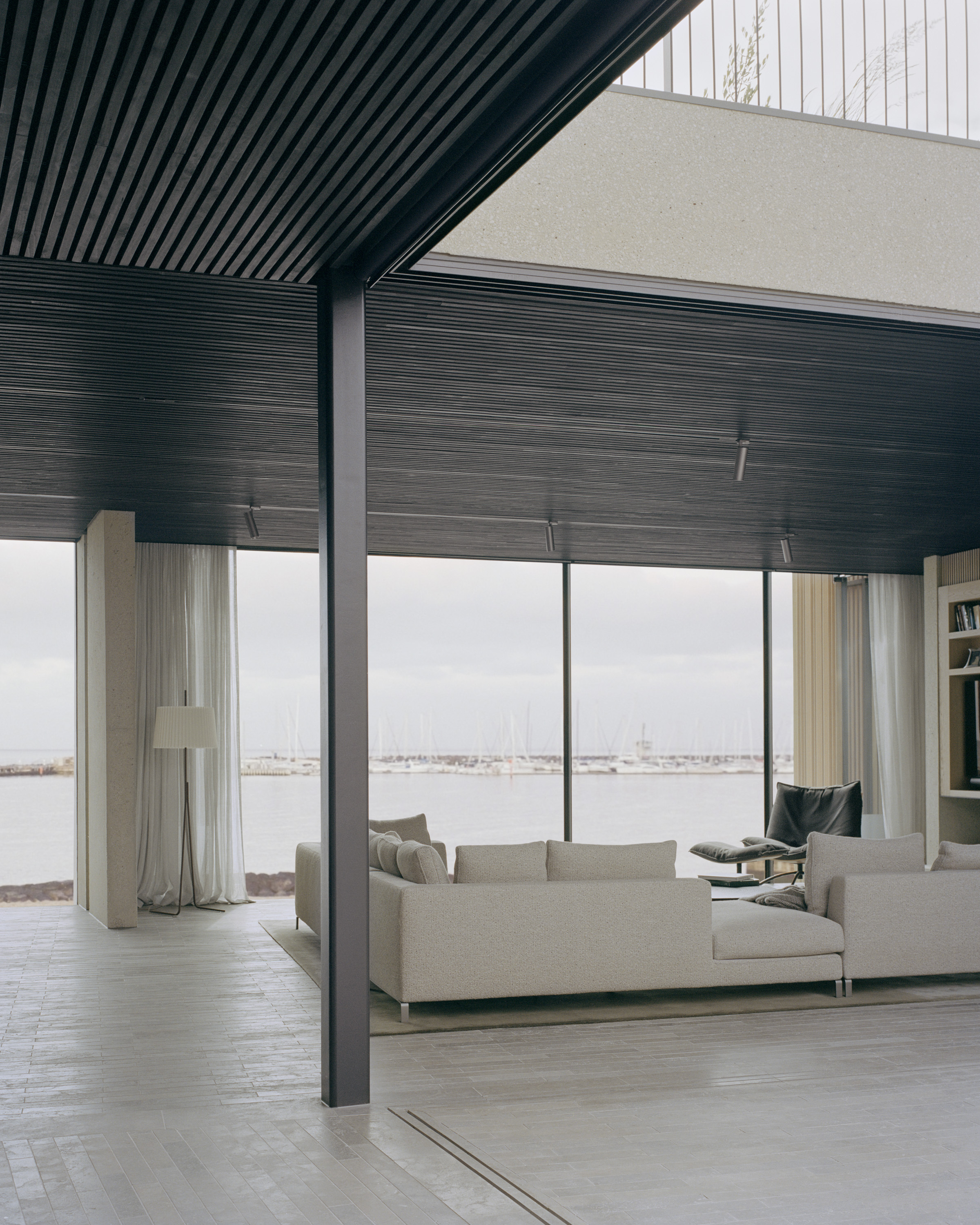 Gallery of External Bi-Fold Screens in House on the Bay - 8