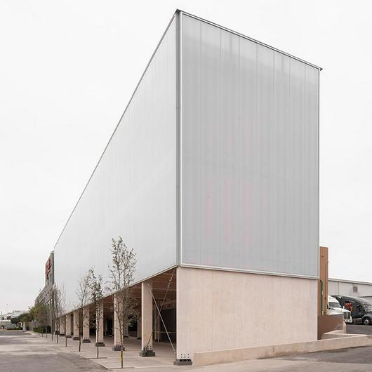 Fachada translúcida en oficinas Lyncott