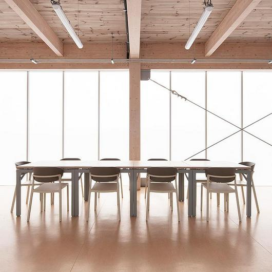 Fachada translúcida en oficinas Lyncott / Danpal