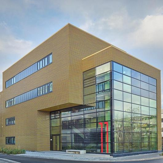 Tubular Ceramic Facade at University in Düsseldorf / MOEDING