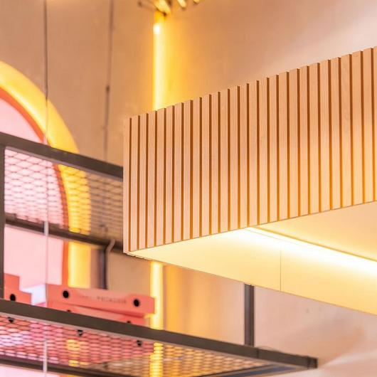 Revestimiento ripado en local Lady Focaccia / Masisa®