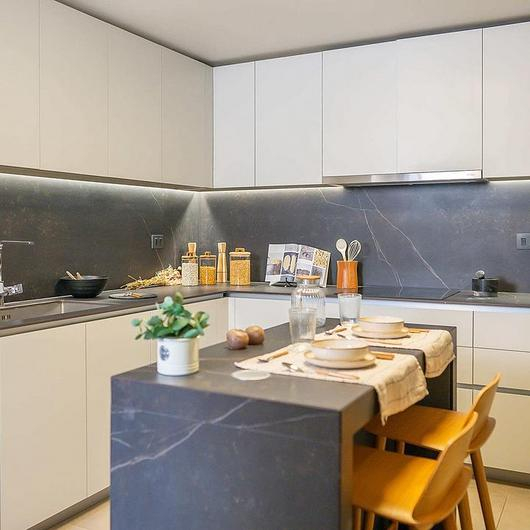 Tablero de Melamina Gris Unicolor en Cocina de Proyecto Christiensen / Masisa®