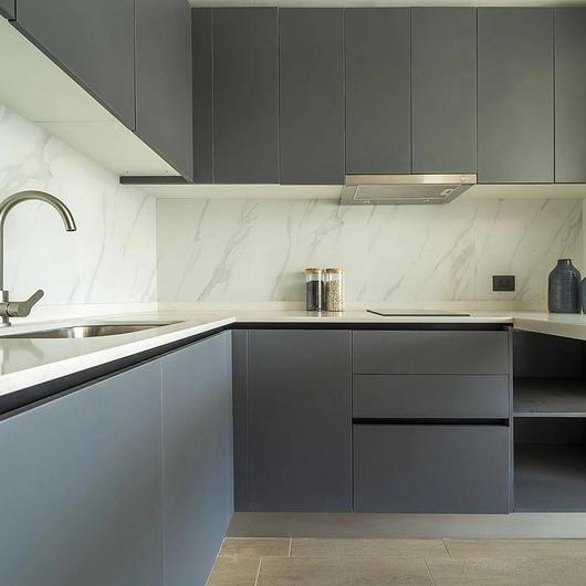 Tablero de Melamina Gris Grafito en cocina de Edificio Alameda / Masisa®