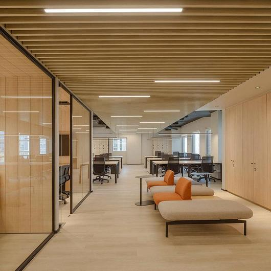 Revestimientos ripados y tableados en oficinas de Transtel / Masisa®