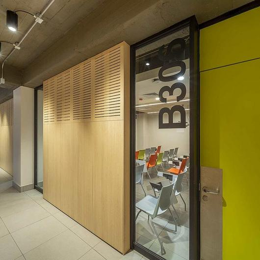 Revestimientos ranurados y acústicos en rehabilitación de la UdO / Masisa®