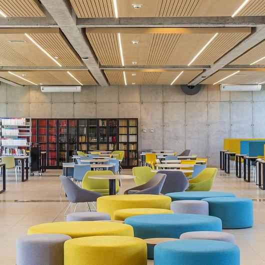 Tablero de Melamina Madera Carvalo en Aularios de la Universidad de O'Higgings / Masisa®