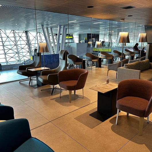 Panel acústico y melamina Nogal en Sala VIP / Masisa®