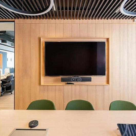 Revestimiento tableado Carvalo en diseño de oficinas / Masisa®