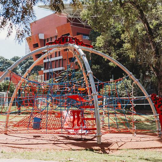 Área de Juegos en el Colegio Americano / KOMPAN