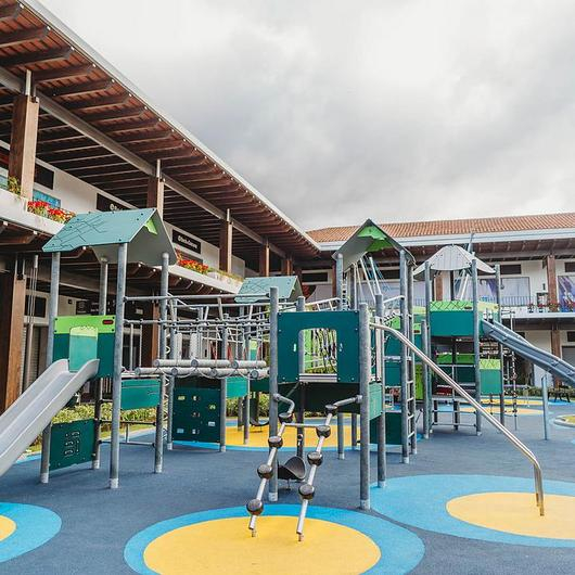 Juegos Sustentables para plazas / KOMPAN