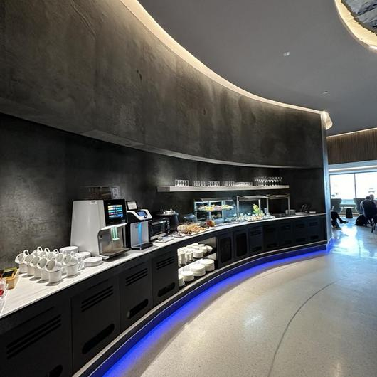 Revestimiento de piedra flexible en salones VIP de aeropuerto