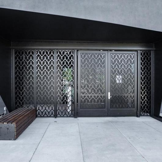 Gate & Mechanical Screen / BŌK Modern