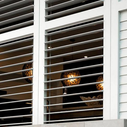 Operable Louvres for Screens / KNOTWOOD