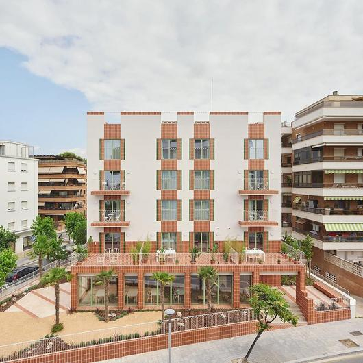 Puertas y ventanas en apartamentos en Salou / STRUGAL