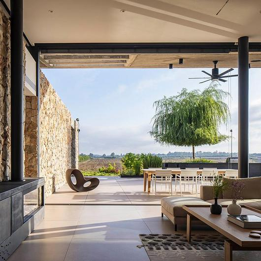 Minimal Sliding System in Home Residence / Motion Facades