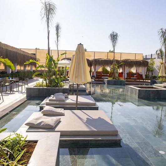 Natural-Toned Tiles in Hotel Pool / SERAPOOL