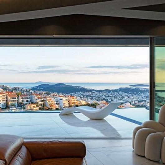 Powder-Coated Aluminum Frames in Private Residence / NEOKEM