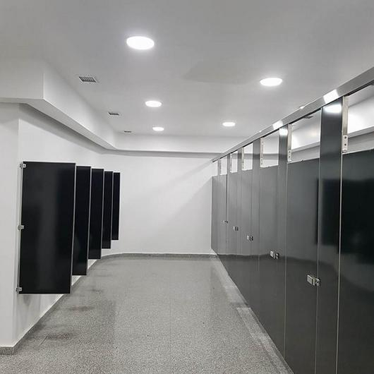 Mamparas para baño en el centro cultural PALCCO / Sanilock