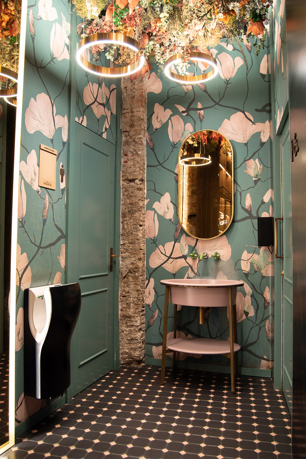 Galeria de Bathroom Equipment at Restaurant in Valencia - 3
