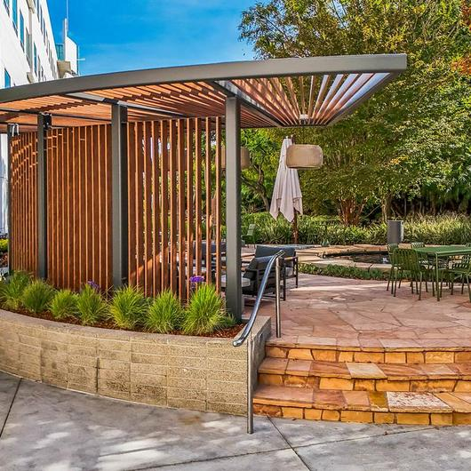 Woodgrain Aluminum Pergola in LA Creative Hub / Parallel Architectural Products