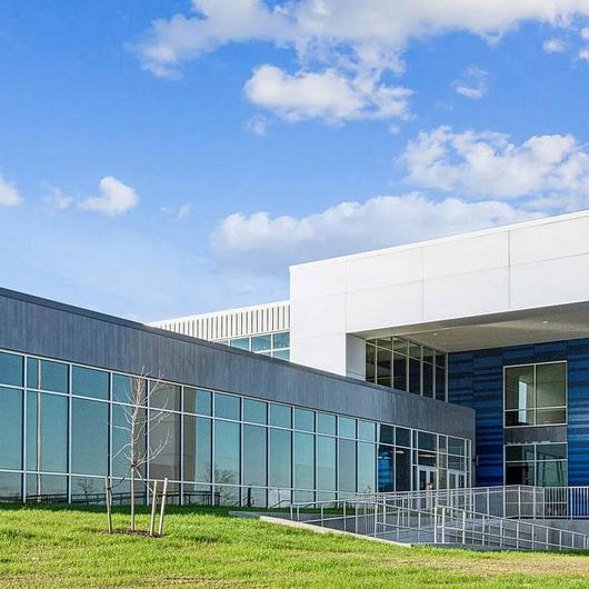 Vibrant Aluminum Facade in Indiana High School / Parallel Architectural Products