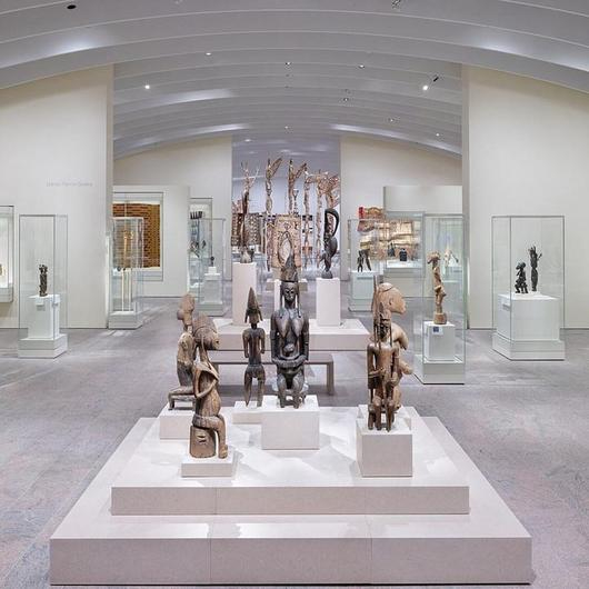 Display Cases at The Metropolitan Museum of Art / Goppion