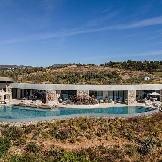 Minimal Window Frames in the Mandarin Oriental / Orama Minimal Frames