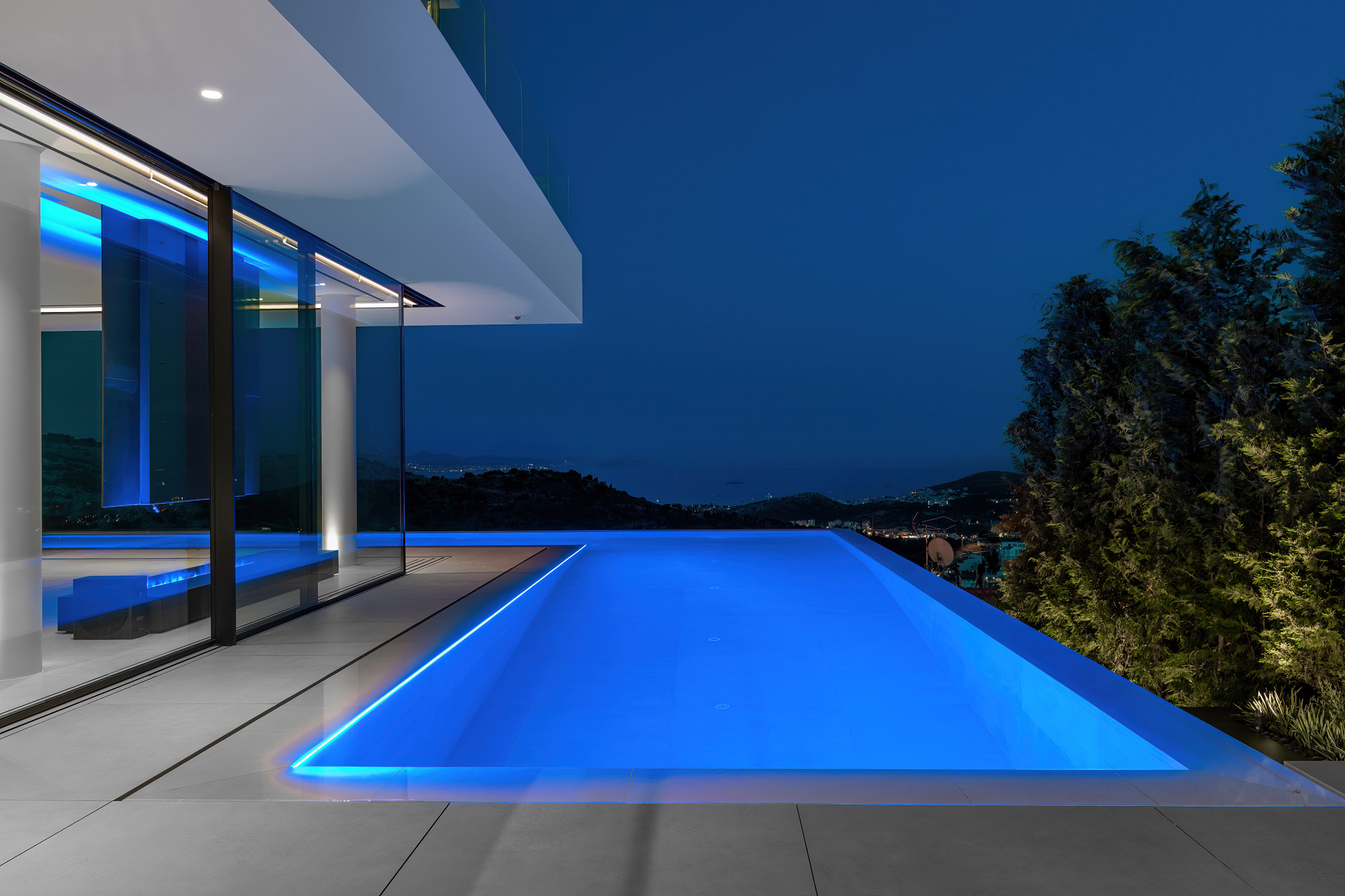 Gallery of Minimal Window Frames in Residency Voula - 2