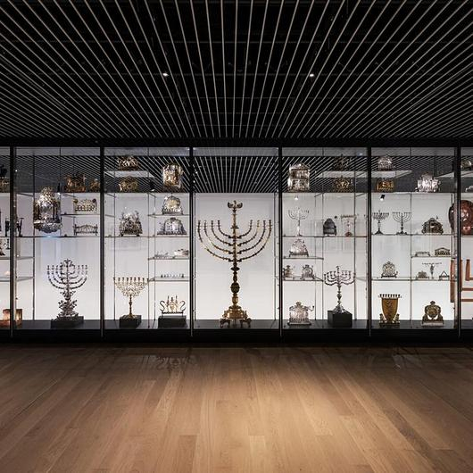 Display Cases at Jewish Museum (NYC) / Goppion