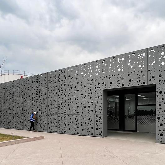 Paneles de fachada en el edificio de Clinical Market