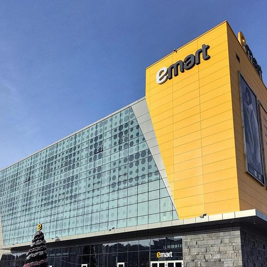 Paneles y lockers de HPL en Centro Comercial EMART