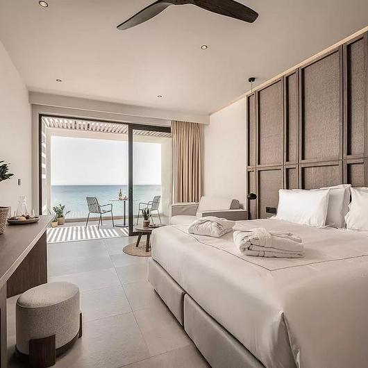 Custom Hospitality Furniture at the Mosay Suite / Vestal