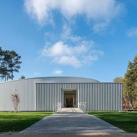 Metal Façade Design for El Mos Nursery School / Europerfil