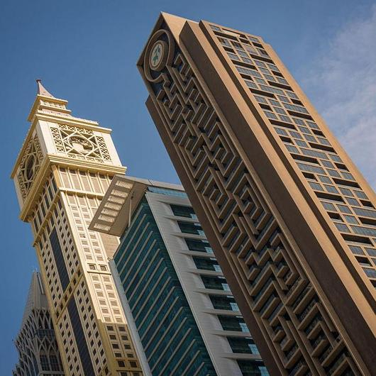 SentryGlas® Interlayer in Al Rostamani Maze Tower / Kuraray