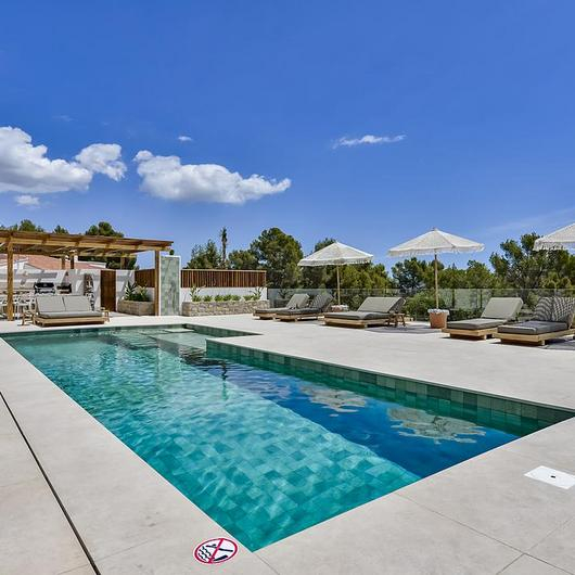 Porcelain Pool Tiles in Villa Lujo Project / Cerámica Mayor
