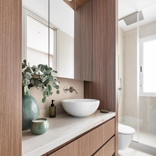 Natural Textures in Residential Bathroom Surfaces /  ALVIC