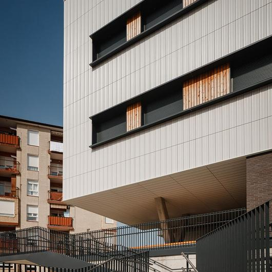 GA16 Ventilated Facade System in the IES Muskiz / Gres Aragón